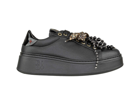 GIO+ Sneakers Nera con Stringhe Leopardate e Charms/Perline PIA434A