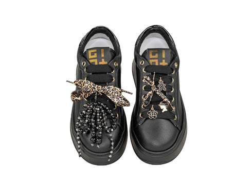 GIO+ Sneakers Nera con Stringhe Leopardate e Charms/Perline