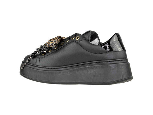 GIO+ Sneakers Nera con Stringhe Leopardate e Charms/Perline