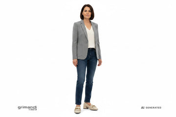 Outfit 1 Casual Chic Denim – Décolleté loafer kiltie horsebit oro beige con giacca monopetto lana tortora blusa fluida avorio e jeans sartoriale dritto lavaggio scuro