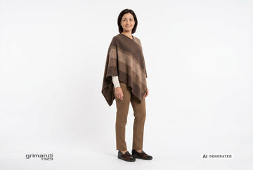 Mocassini Melluso donna indossati con poncho lana a bande moka, maglia merino panna e pantaloni gabardina nocciola. Outfit 1