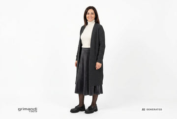 Mocassini Melluso donna indossati con cardigan a coste antracite, dolcevita merino avorio e gonna velluto grafite. Outfit 1