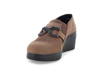 Dettaglio punta e mascherina mocassini Melluso in camoscio beige