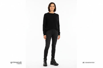 Melluso sneaker pelle nappa nera mid-cut zip argento zeppa interna Outfit weekend jeans scuro slim maglione cashmere nero tono su tono - AI-Generated Model