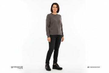 Melluso sneaker pelle nappa nera camoscio velluto nero zeppa interna zip argento Outfit viaggio jeans scuro dritto maglione girocollo cashmere lana grigio - AI-Generated Model