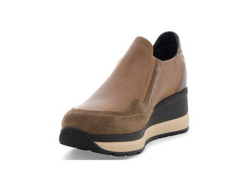 Dettaglio punta e mascherina senza stringhe Melluso in pelle / camoscio beige