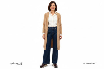 Outfit 2 – Cardigan cashmere sabbia con camicia twill panna e jeans wide-leg blu notte - AI-Generated Model