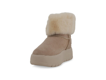 Dettaglio punta e mascherina stivaletti Melluso in camoscio beige