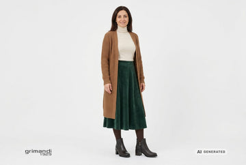 Stivaletti Melluso donna indossati con cardigan a coste nocciola, dolcevita merino panna e gonna midi velluto verde pino. Outfit 1