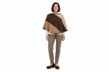 Outfit 1 Look da Giorno Sobrio – Décolleté camoscio marrone cioccolato fascia cap-toe vernice mogano bottone gioiello con poncho lana bande cromatiche moka sabbia panna e pantaloni sigaretta gabardina nocciola