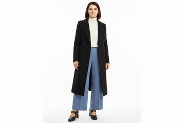 Outfit 2 Quiet Luxury – Mary Jane pelle nera cinturino fibbia ardesia con cappotto sartoriale doppiopetto lana nera maglia dolcevita cashmere crema e pantaloni gamba larga flanella azzurro polvere piega centrale