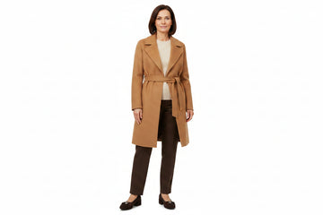 Outfit 2 Toni Neutri Caldi – Décolleté camoscio marrone cioccolato fascia cap-toe vernice mogano bottone gioiello con cappotto vestaglia bouclé cashmere cammello maglia merino vaniglia e pantaloni dritti flanella cioccolato