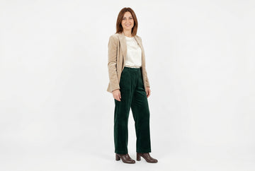 Stivaletti Melluso donna indossati con blazer velluto corda, blusa satin avorio e pantaloni palazzo velluto verde bosco. Outfit 2