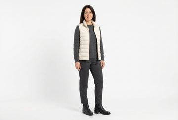 Stivaletti Melluso donna indossati con gilet panna, pullover misto alpaca grafite e pantaloni jersey antracite. Outfit 1