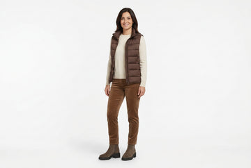 Stivaletti Melluso donna indossati con gilet trapuntato cioccolato, maglia lana e cashmere panna e pantaloni velluto nocciola. Outfit 1