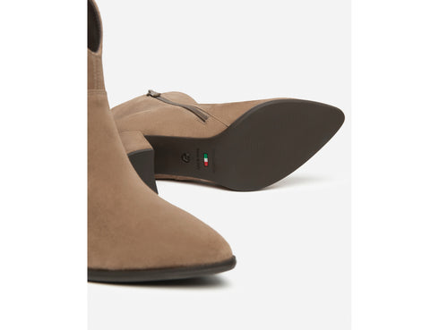 NeroGiardini Elegant Suede Ankle Boots with V-Neck