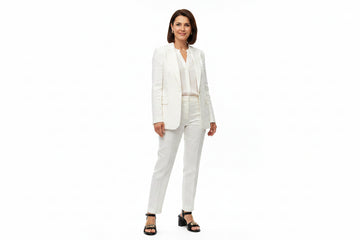 CafeNoir sandalo nappa nera tacco cilindrico accessorio oro tailleur lino bianco blusa chiffon elegante