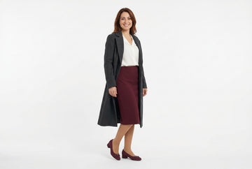 Decollete Melluso donna indossate con cappotto lana antracite, blusa cady panna e gonna tubino crepe bordeaux. Outfit 2