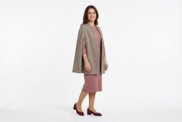 Decollete Melluso donna indossate con mantella in panno lana greige e abito midi in maglia lana rosa antico. Outfit 1