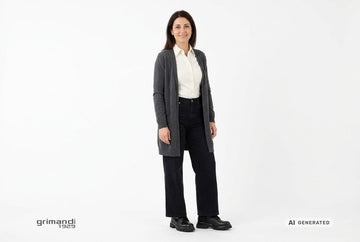 Anfibi Melluso donna indossati con cardigan cashmere grafite, camicia twill avorio e jeans ampi nero profondo. Outfit 2