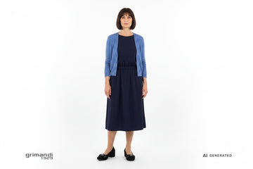 Outfit 1 Eleganza Minimale – Décolleté camoscio nero cap-toe vernice ampio bottone gioiello con abito midi maglia lana blu notte e cardigan azzurro polvere