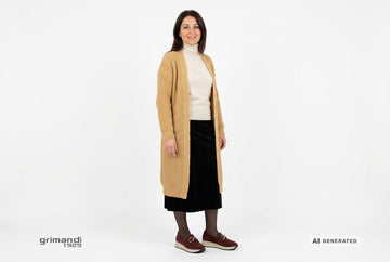 Mocassini Melluso con cardigan sabbia dorata e gonna nera. Outfit 1
