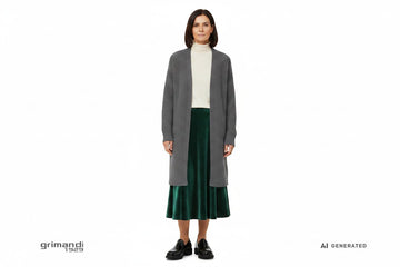 Outfit 1 Smart Daily – Cardigan lungo costine grafite con dolcevita merino panna e gonna midi scampanata velluto verde pino