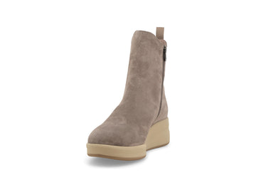 Dettaglio punta e mascherina stivaletti Melluso in camoscio beige