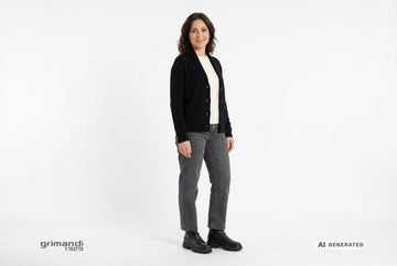 Stivaletti Melluso donna indossati con cardigan nero a collo scialle, maglia avorio e jeans dritti grigio antracite. Outfit 2