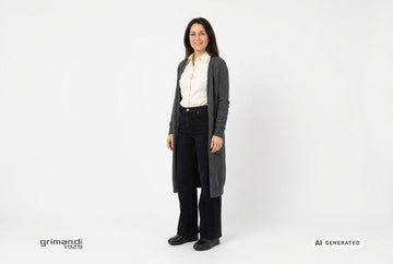 Stivaletti Melluso donna indossati con cardigan cashmere antracite, camicia twill panna e jeans ampi neri. Outfit 2