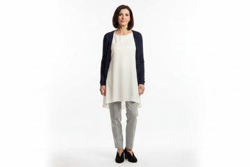 Outfit 1 Sera Informale – Décolleté camoscio nero colletto ondulato scalloped con tunica fluida seta panna cardigan blu notte e pantaloni dritti cady viscosa grigio perla