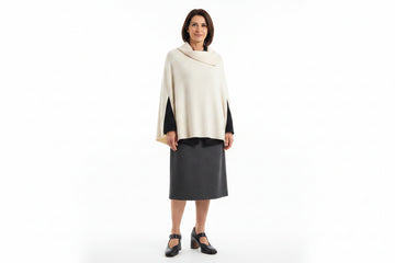 Outfit 1 Stile Quotidiano Sofisticato – Décolleté slip-on pelle blu notte cut-out diagonale asimmetrico con mantella cashmere melange panna sottogiacca fluido nero e gonna dritta ginocchio lana pettinata antracite