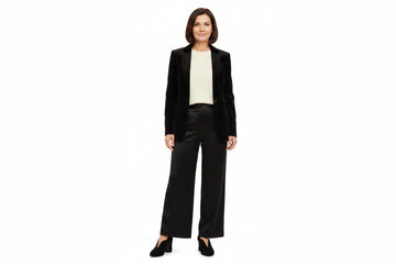 Outfit 2 Eleganza Senza Sforzo – Décolleté camoscio nero colletto scalloped pronunciato punta semi-appuntita con maglia viscosa panna blazer velluto liscio nero e pantaloni palazzo vita alta satin