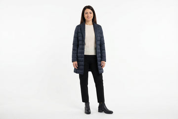 Stivaletti Melluso donna indossati con cappotto trapuntato blu notte, maglia lana e seta perla e pantaloni panno neri. Outfit 2