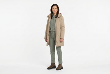 Stivaletti Melluso donna indossati con trench corda, camicia lana a microquadri verde bosco e avorio e chino salvia. Outfit 2